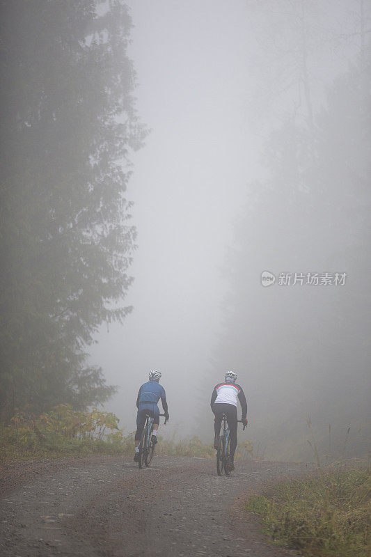 在雾蒙蒙的早晨骑砂石自行车