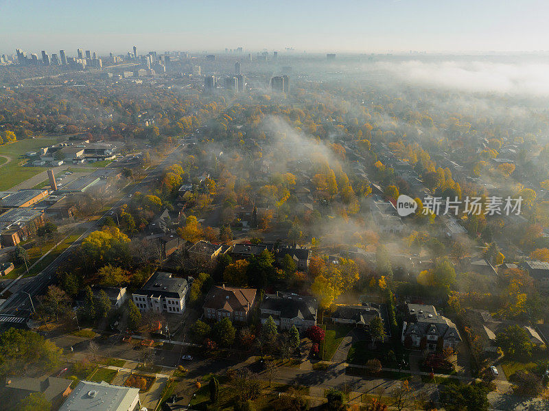 鸟瞰北约克的公园和住宅区，多伦多，加拿大，雾蒙蒙的早晨