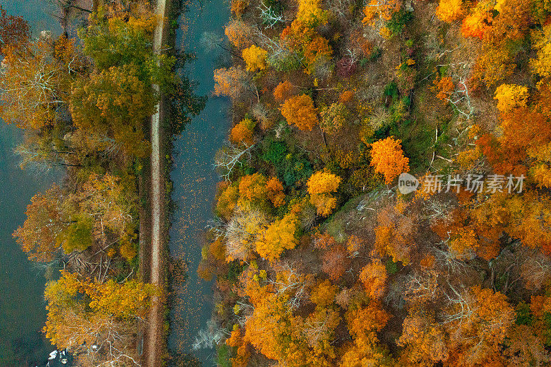 马里兰州日落黄昏时波托马克河和C&O运河的鸟瞰图