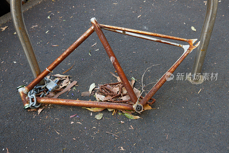 废弃生锈的自行车车架被锁在车架上