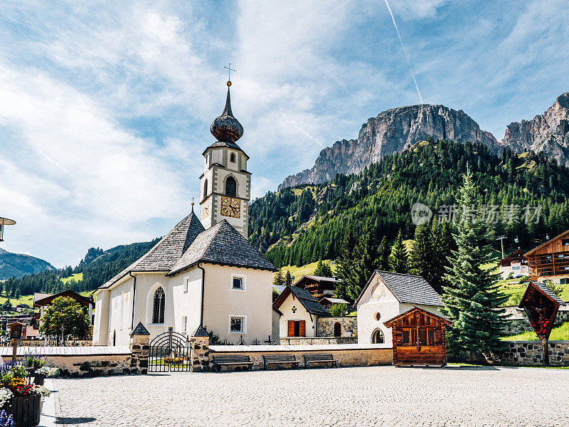 圣维吉里乌斯教堂在Colfosco，阿尔塔巴迪亚，Dolomites，意大利