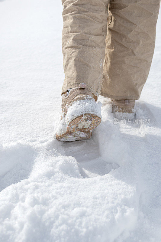 在雪地里行走