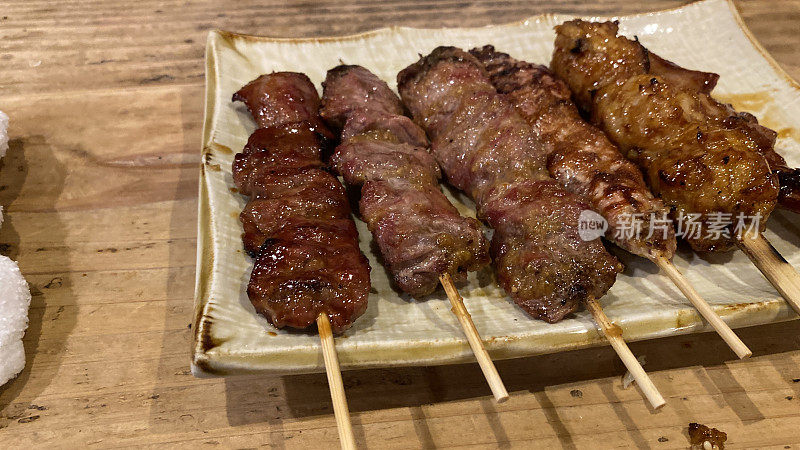 混合烤鸡肉、肉丸和鸡肉