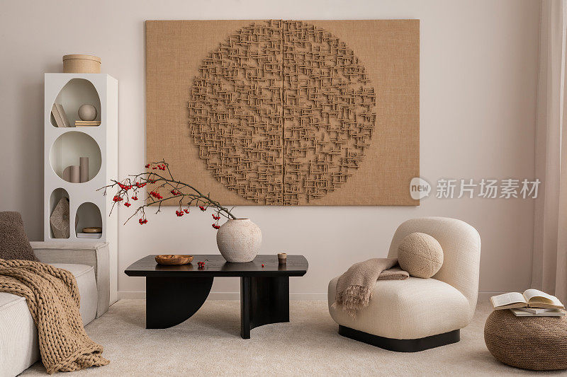 美学组成的日本客厅室内模拟海报框架，现代黑咖啡桌，花瓶与花楸，圆形扶手椅和个人配件。家居装饰。模板。