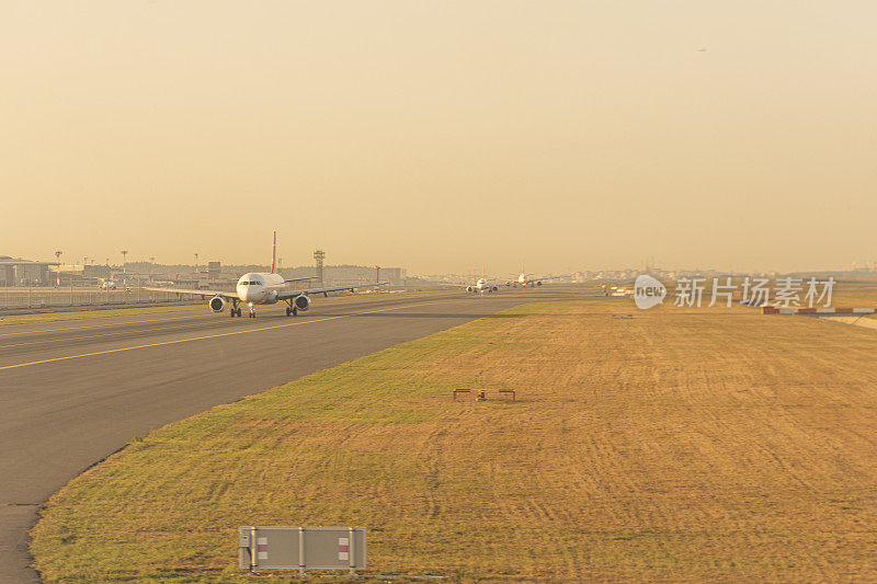 在土耳其伊斯坦布尔新国际机场等待起飞的航空公司飞机