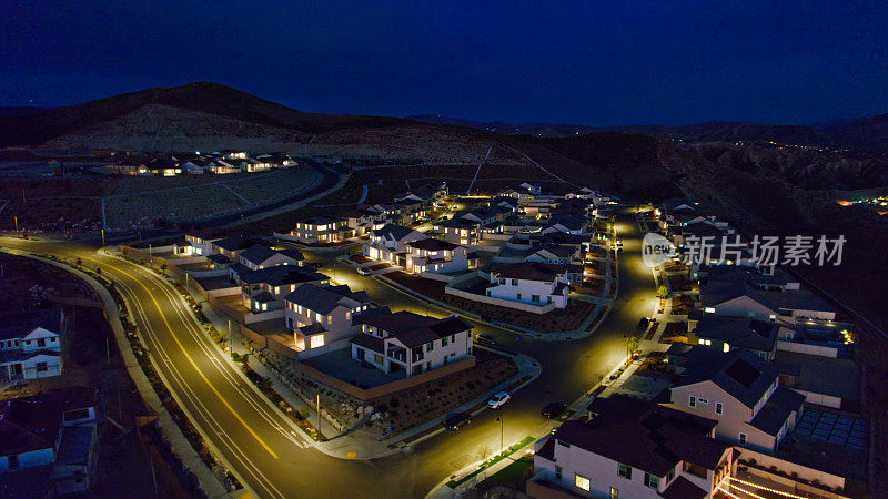 无人机在加州圣克拉利塔被照亮的房屋上空拍摄