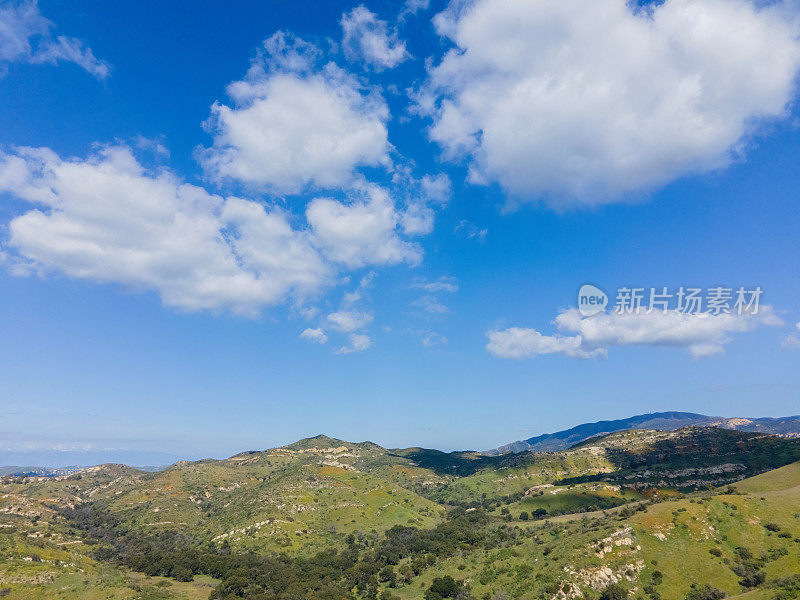 碧蓝的天空，春色的山峦