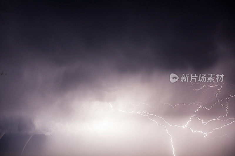 龙卷风水龙卷在海洋与大雨，闪电和黑暗戏剧性的天空，云