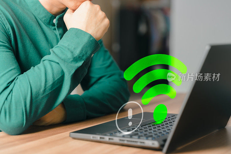 成年男子用笔记本电脑在家中连接wifi但wifi不工作，并等待从网站加载数字游戏数据，等待连接wifi的概念技术。