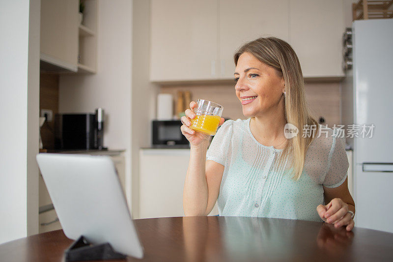 女性使用数码平板电脑