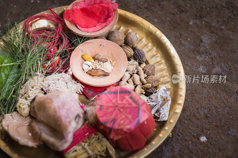 硼达拉用于传统的孟加拉印度婚礼或puja仪式，欢迎或祝福新娘或新郎。它是一种装有海螺壳、辛杜和其他宗教调味品的黄铜盘子。