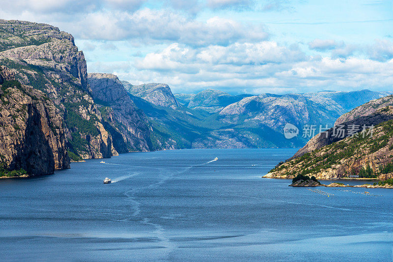 吕瑟峡湾和布道石在挪威南部，靠近斯塔万格，