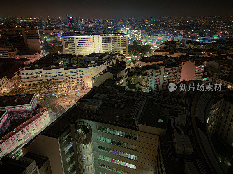 里斯本市的夜间航拍图像，有办公室和住宅建筑