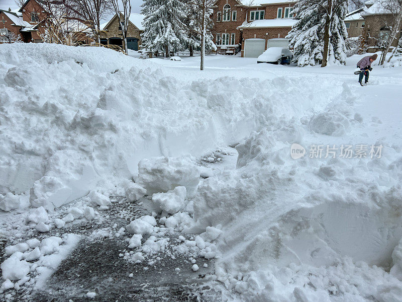 住宅小区的冬季视图和清除车道上的积雪，伍德布里奇，加拿大