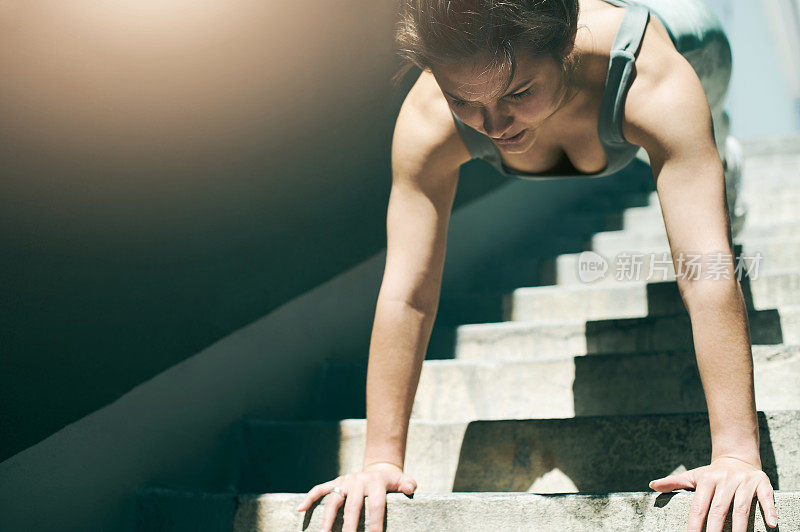 楼梯，健身和女性做俯卧撑作为锻炼，锻炼和健康的户外肌肉力量在台阶上。积极，强壮和女性运动员在户外训练，以保持健康和健康