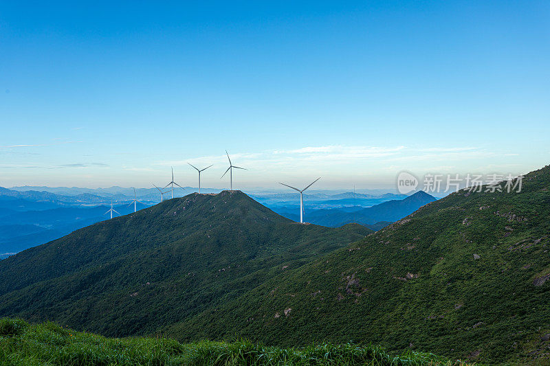 高山、云海和风力涡轮机