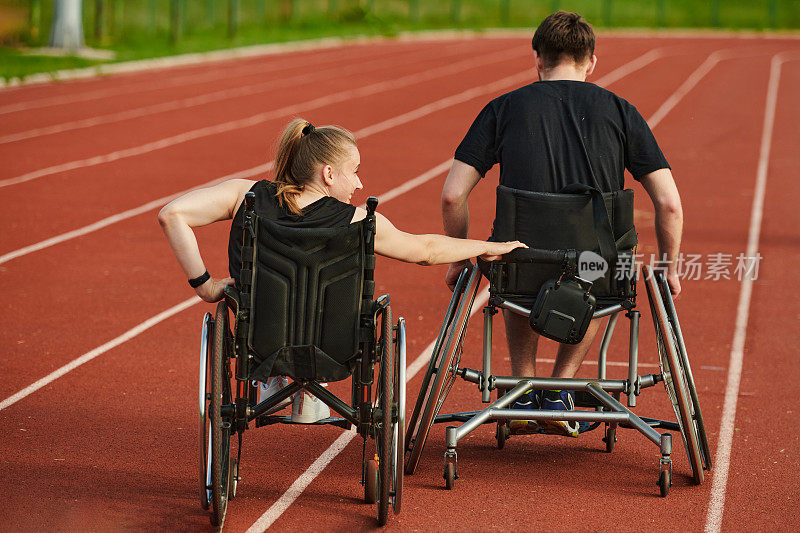 一对鼓舞人心的残疾夫妇在马拉松赛道上推着轮椅一起为残奥会训练，展示了他们令人难以置信的决心和力量