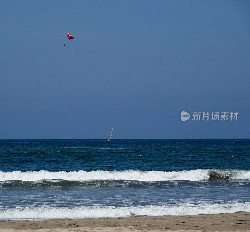 从帆船和滑翔伞上眺望海浪。