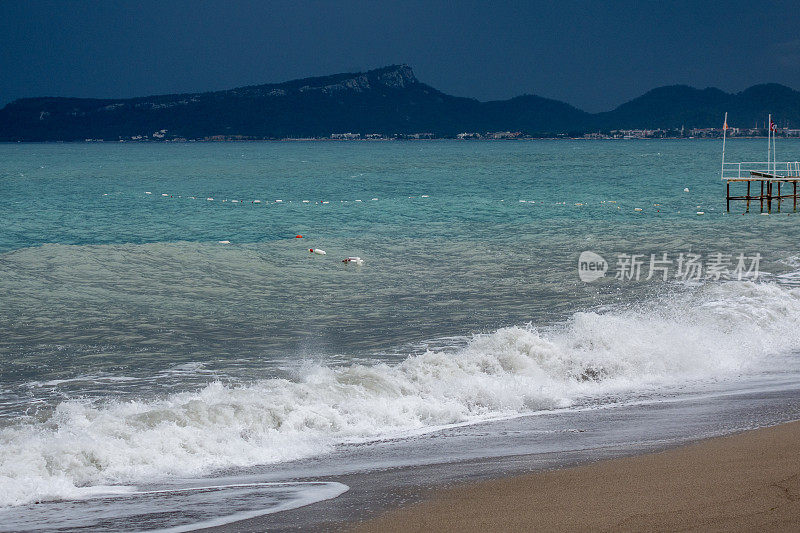 沙滩上柔和的海浪