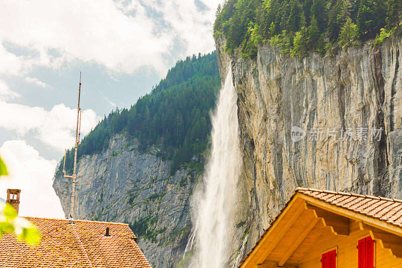 Lauterbrunnen。Staubbach瀑布。瑞士。山的风景。伯尔尼州