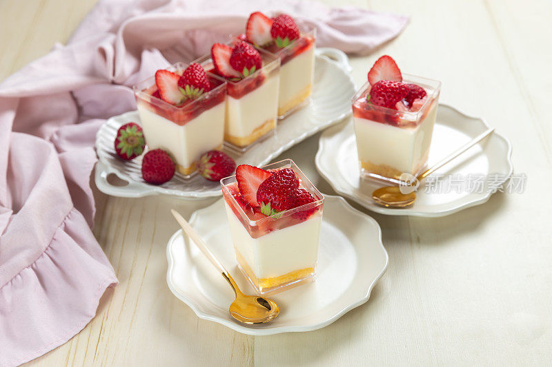 草莓甜点——玻璃杯里有草莓果冻的芝士蛋糕