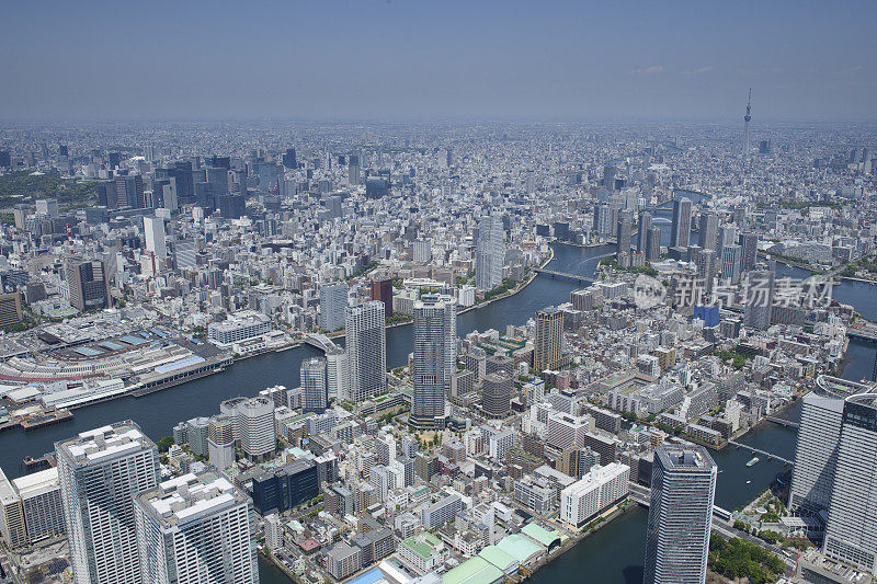 东京中央区，从南侧向东京站和天空树塔的kachiidoki站航拍视图