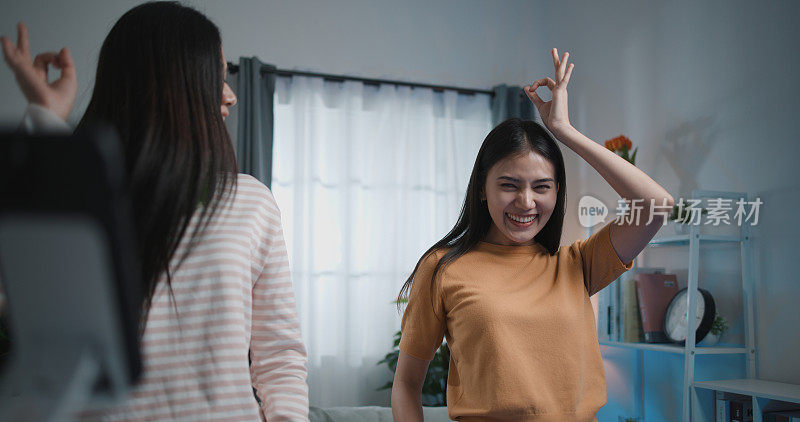 一群年轻女子喜欢在家通过智能手机练习跳舞