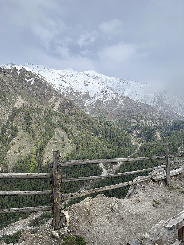 山中景观，山中小屋，山坡上树木葱郁，有蓝天和复制空间。