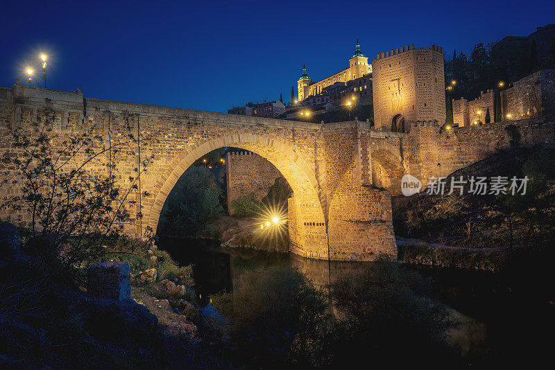 夜晚的阿尔坎塔拉桥和托莱多城堡——西班牙托莱多