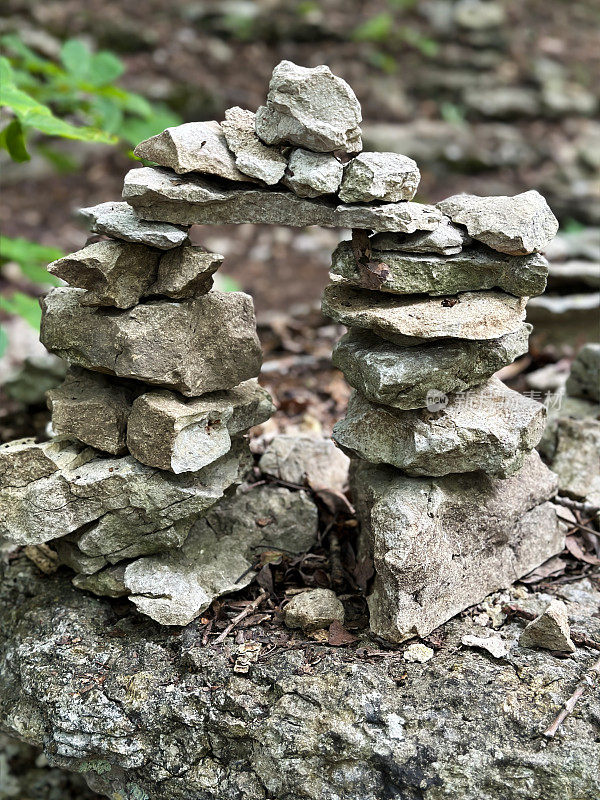 阿肯色尤里卡斯普林斯乡村地区堆积的岩石