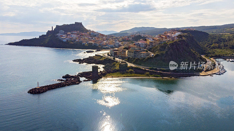 日出时鸟瞰城堡，撒丁岛，意大利