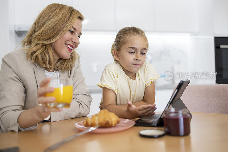 女孩和妈妈一起玩平板电脑
