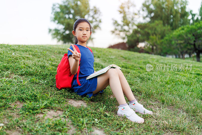 小学女生做和平手势