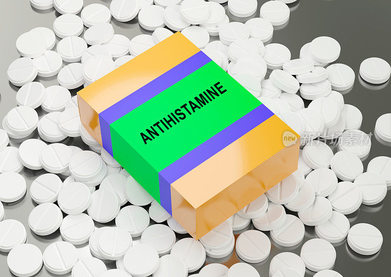 实验室桌上的药片上面放着一盒抗组胺药