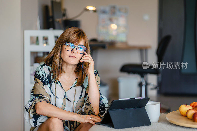 单身成熟女人在家里打电话