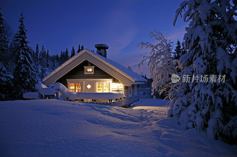 被雪困住的小屋