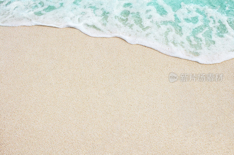 柔软的蓝色海浪在沙滩上