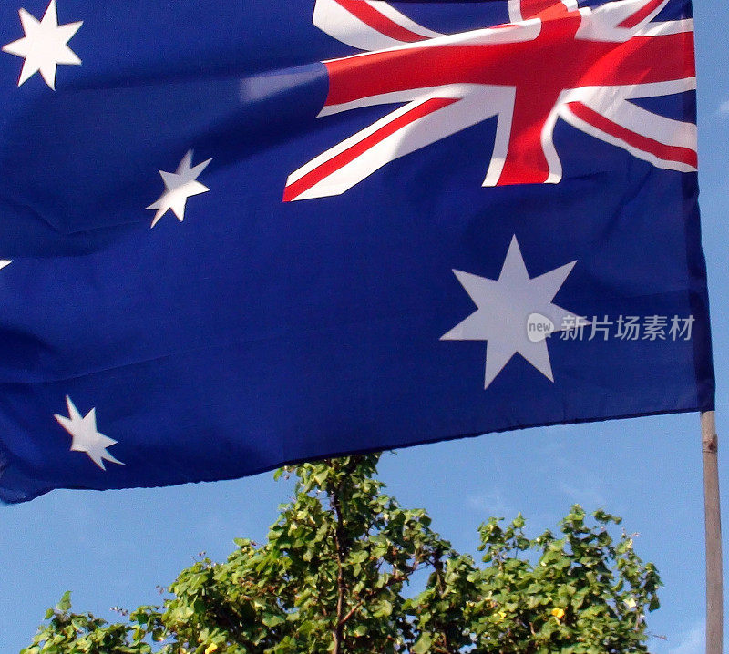 澳大利亚国旗和天空的广角视图