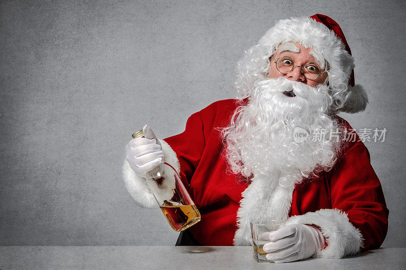 圣诞老人和一瓶威士忌