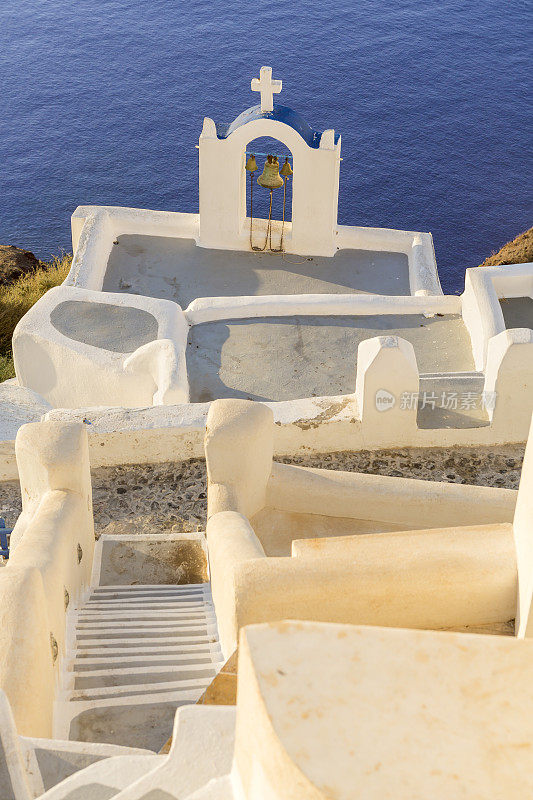希腊伊亚岛的圣托里尼钟楼和楼梯