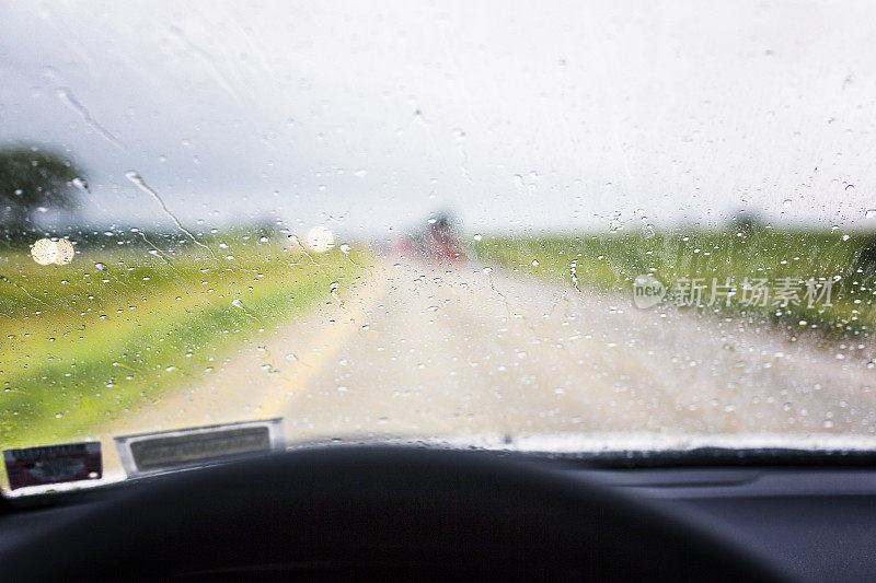 暴雨水溅在高速行驶的汽车挡风玻璃上