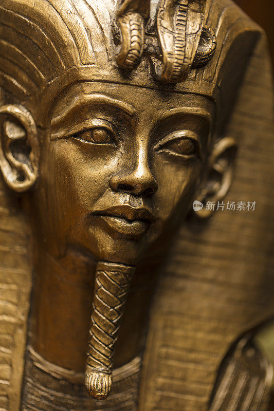 特写镜头埃及国王图坦卡蒙的半身像由石膏模具制成，喷涂了青铜色。