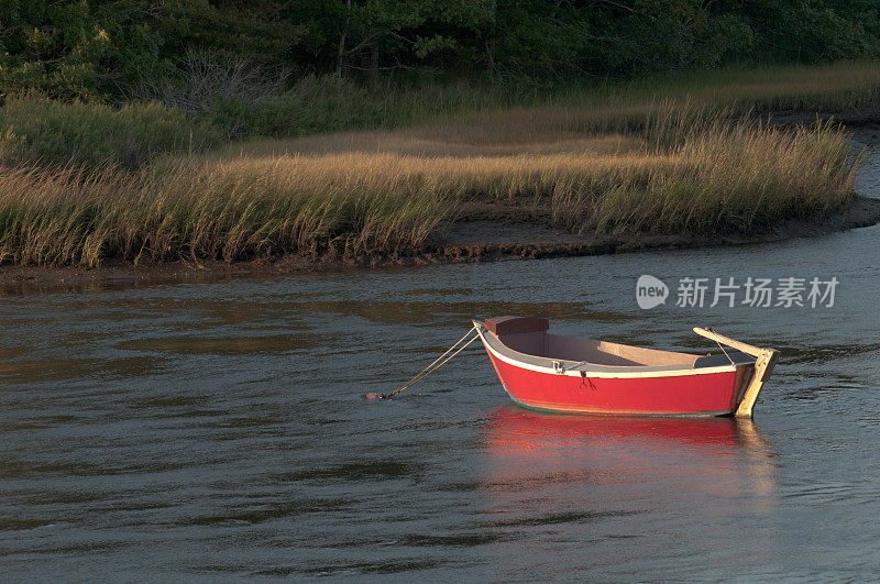 旧的红色平底小渔船