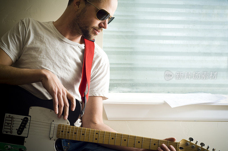 吉他手戴太阳镜