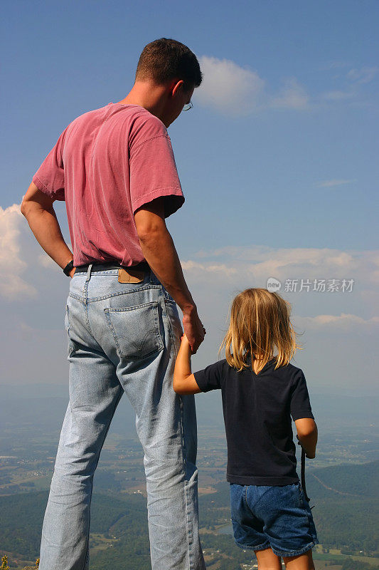父女俩在山顶上
