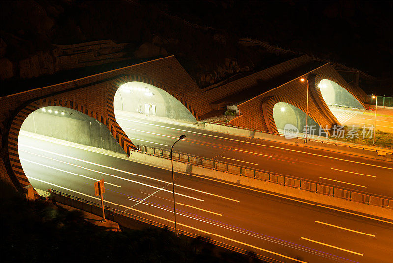 高速公路通过隧道