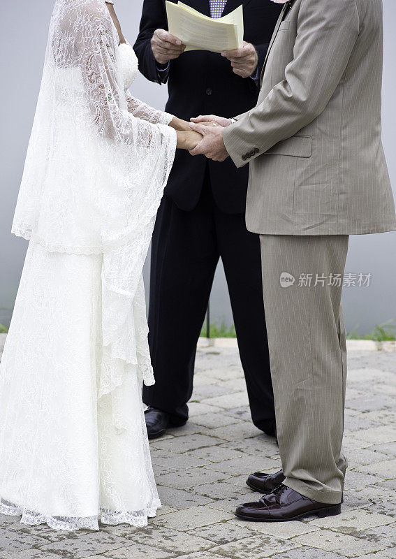 新娘和新郎在婚礼上手牵手交换誓言