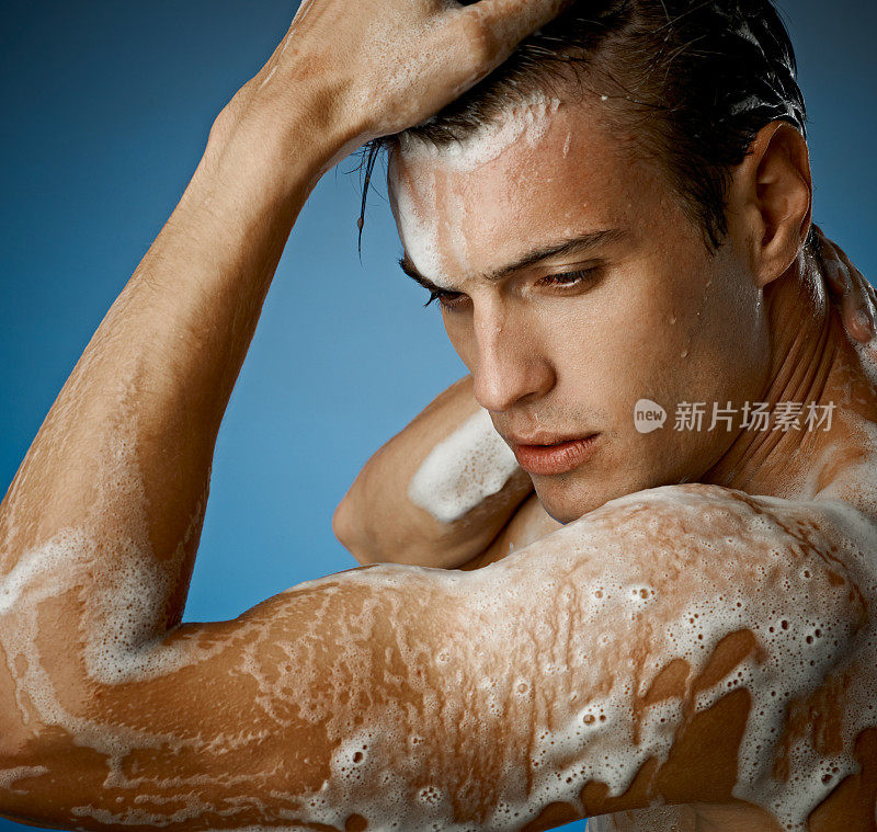 年轻性感的男人正在洗澡