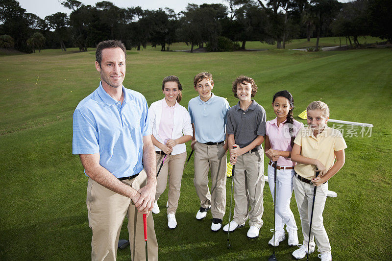 职业高尔夫球手和一群孩子在练习场
