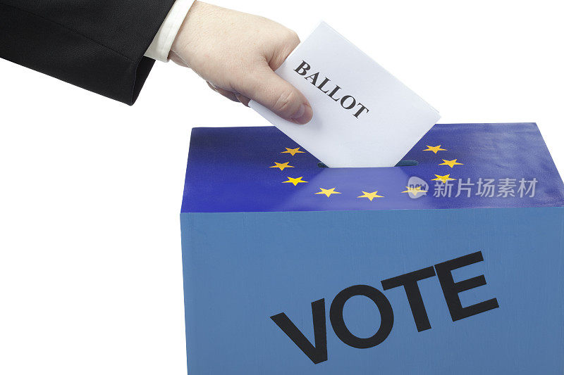 男性将选票插入欧盟投票箱